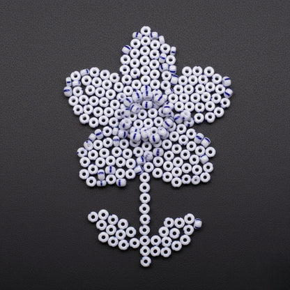 2/0 03330 Preciosa Чешский стеклянный бисер Рокайль 6.1mm. Синие полосы на мелово-белом фоне.