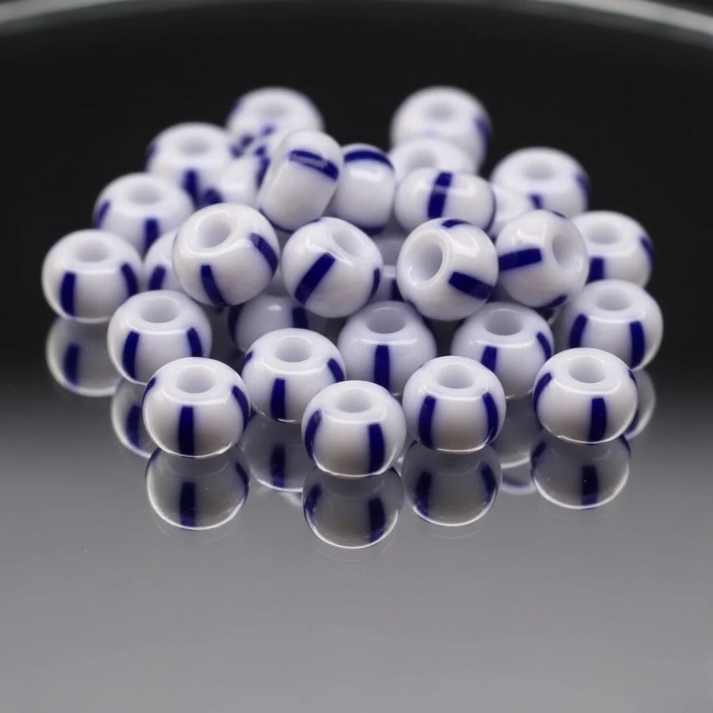 2/0 03330 Preciosa Чешский стеклянный бисер Рокайль 6.1mm. Синие полосы на мелово-белом фоне.