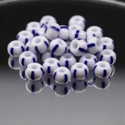 2/0 03330 Preciosa Чешский стеклянный бисер Рокайль 6.1mm. Синие полосы на мелово-белом фоне.