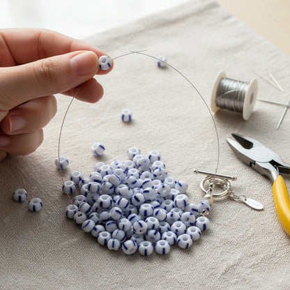 2/0 03330 Preciosa Чешский стеклянный бисер Рокайль 6.1mm. Синие полосы на мелово-белом фоне.