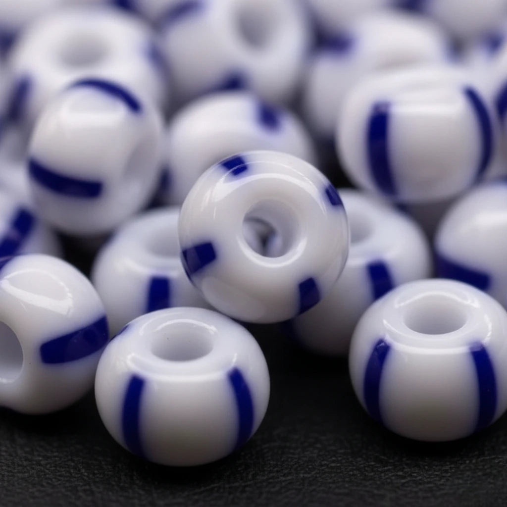 2/0 03330 Preciosa Чешский стеклянный бисер Рокайль 6.1mm. Синие полосы на мелово-белом фоне.