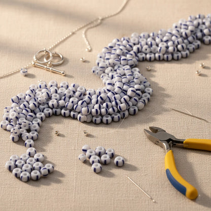 2/0 03330 Preciosa Чешский стеклянный бисер Рокайль 6.1mm. Синие полосы на мелово-белом фоне.