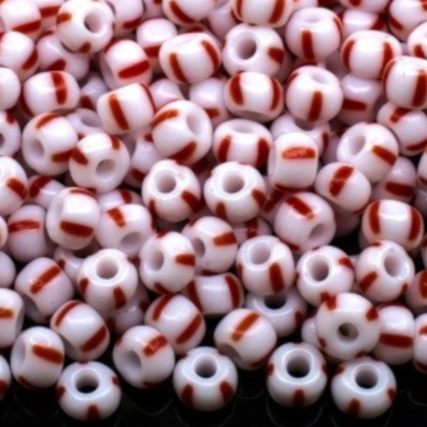 2/0 03890 Preciosa Cseh Üveg Magtartalmú Gyöngyök (Kásagyöngy) Rocailles 6.1mm. Piros Csíkok Krétafehér Alapon.
