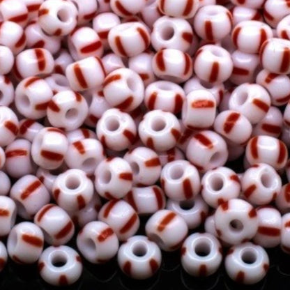 2/0 03890 Preciosa Cseh Üveg Magtartalmú Gyöngyök (Kásagyöngy) Rocailles 6.1mm. Piros Csíkok Krétafehér Alapon.