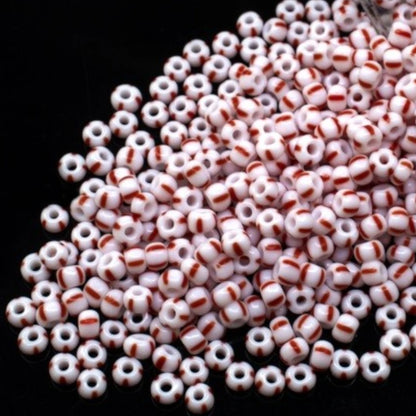 2/0 03890 Preciosa Cseh Üveg Magtartalmú Gyöngyök (Kásagyöngy) Rocailles 6.1mm. Piros Csíkok Krétafehér Alapon.