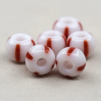 2/0 03890 Preciosa Cseh Üveg Magtartalmú Gyöngyök (Kásagyöngy) Rocailles 6.1mm. Piros Csíkok Krétafehér Alapon.