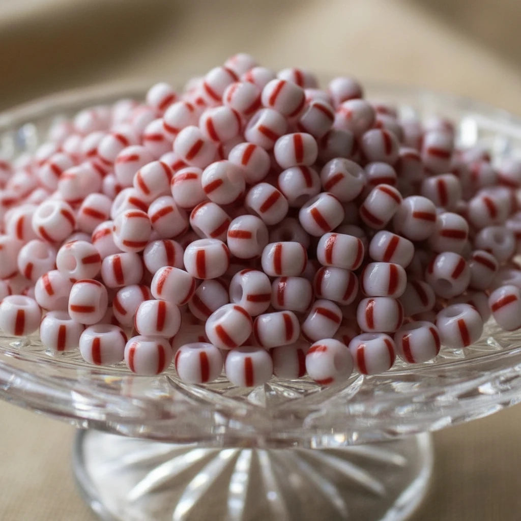 2/0 03890 Preciosa Cseh Üveg Magtartalmú Gyöngyök (Kásagyöngy) Rocailles 6.1mm. Piros Csíkok Krétafehér Alapon.