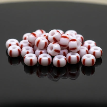 2/0 03890 Preciosa Cseh Üveg Magtartalmú Gyöngyök (Kásagyöngy) Rocailles 6.1mm. Piros Csíkok Krétafehér Alapon.