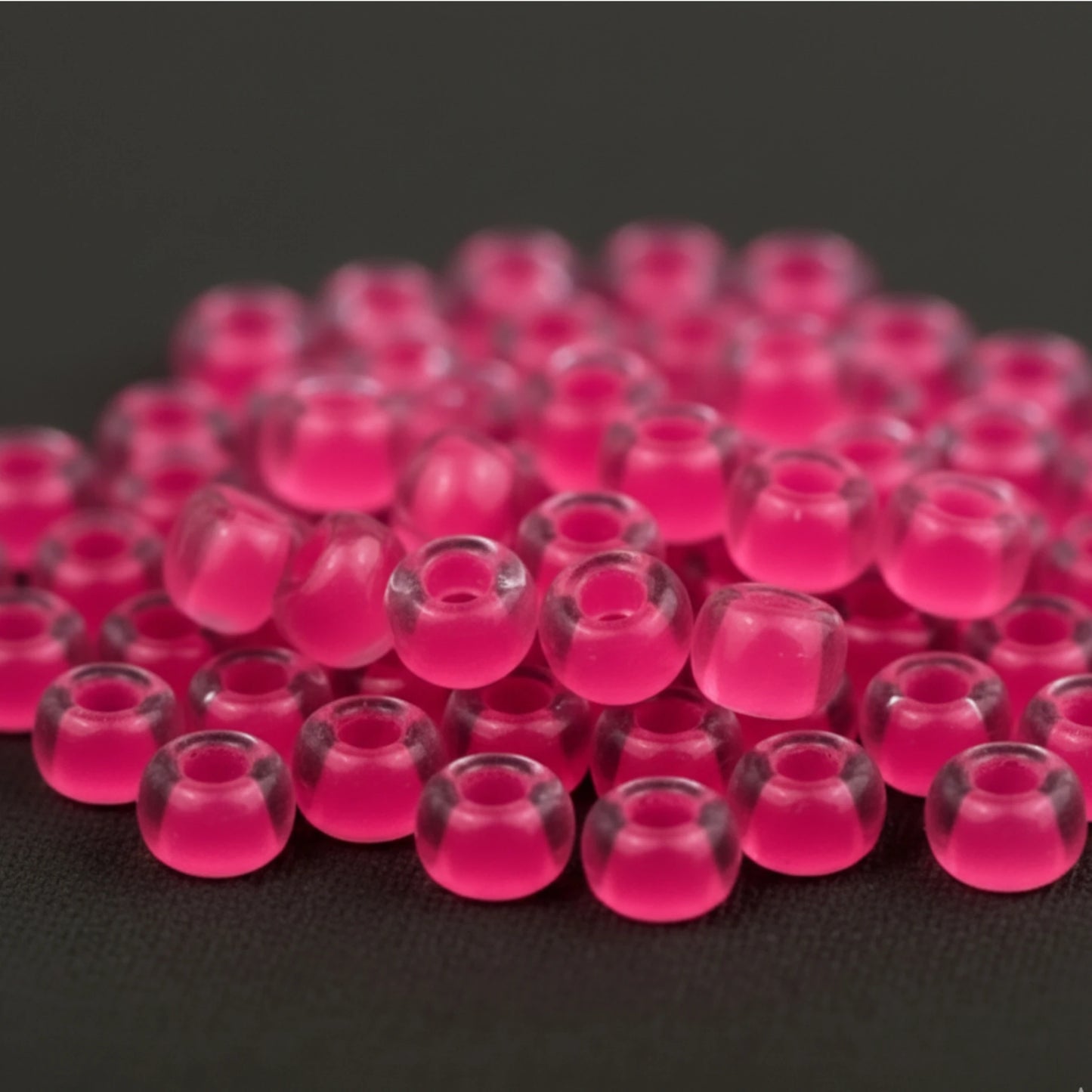 2/0 08777 Preciosa Çek Cam Kum Boncuğu Rocaille Boncuk 6.1mm. Neon Pembe Çizgili.