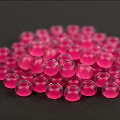 2/0 08777 Preciosa Çek Cam Kum Boncuğu Rocaille Boncuk 6.1mm. Neon Pembe Çizgili.