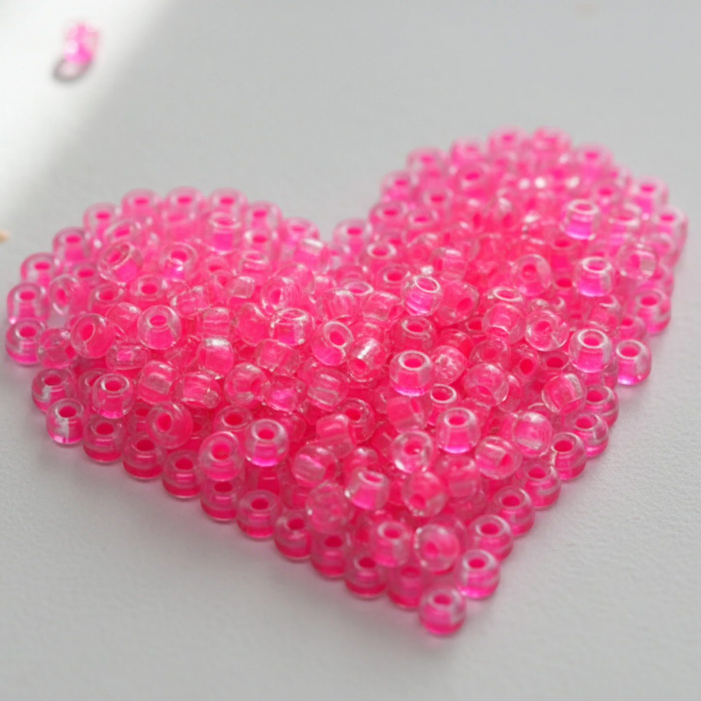 2/0 08777 Preciosa Çek Cam Kum Boncuğu Rocaille Boncuk 6.1mm. Neon Pembe Çizgili.