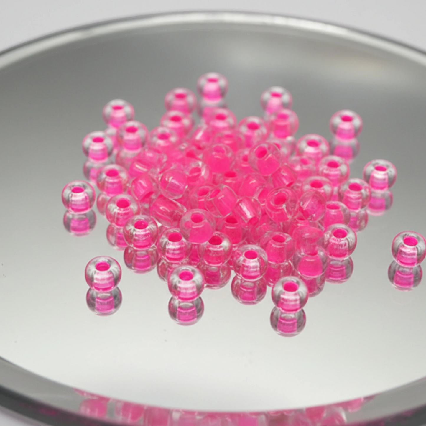 2/0 08777 Preciosa Çek Cam Kum Boncuğu Rocaille Boncuk 6.1mm. Neon Pembe Çizgili.