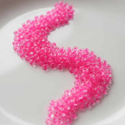 2/0 08777 Preciosa Çek Cam Kum Boncuğu Rocaille Boncuk 6.1mm. Neon Pembe Çizgili.