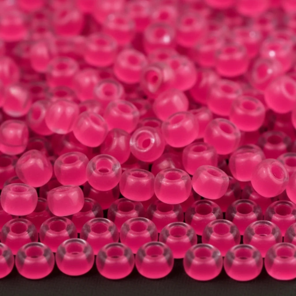 2/0 08777 Preciosa Çek Cam Kum Boncuğu Rocaille Boncuk 6.1mm. Neon Pembe Çizgili.