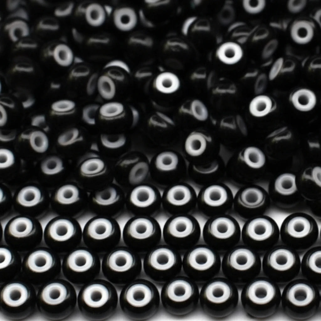 2/0 23798 Preciosa Tsjekkiske glass små perler Rocailleperler 6.1mm. Cornelian svart.