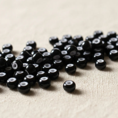 2/0 23798 Preciosa Tsjekkiske glass små perler Rocailleperler 6.1mm. Cornelian svart.