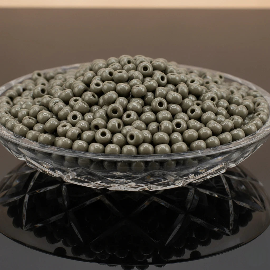 2/0 43020 Preciosa Czech Glass Koraliki Rocailles 6.1mm. Nieprzezroczysty szary.