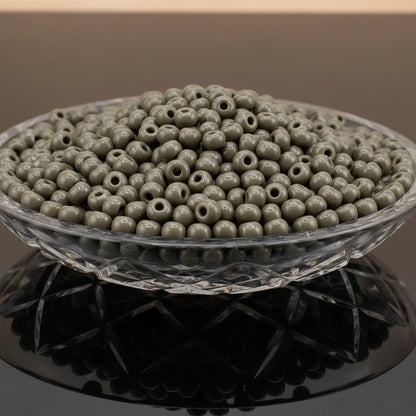 2/0 43020 Preciosa Czech Glass Koraliki Rocailles 6.1mm. Nieprzezroczysty szary.