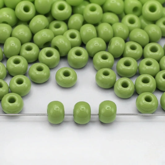2/0 53410 Preciosa Чешский стеклянный бисер Рокайль 6.1mm. Непрозрачный светло-зеленый.
