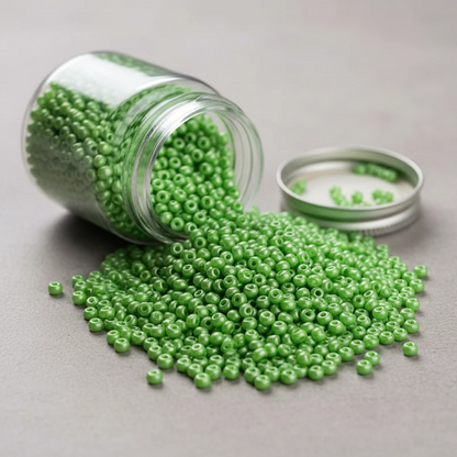 10/0 23530 Preciosa Perles de Rocaille en verre tchèque 2.3mm. Vert néon doux nacré – Blanc craie.