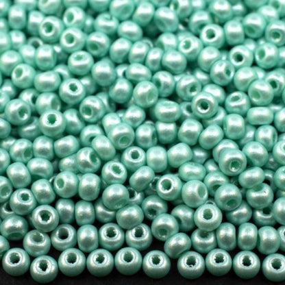 10/0 23630 Preciosa Perles de verre tchèques de Rocaille 2.3mm. Bleu néon doux nacré – Blanc craie.
