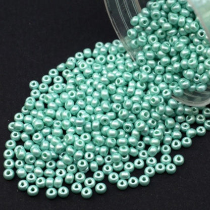 10/0 23630 Preciosa Perles de verre tchèques de Rocaille 2.3mm. Bleu néon doux nacré – Blanc craie.