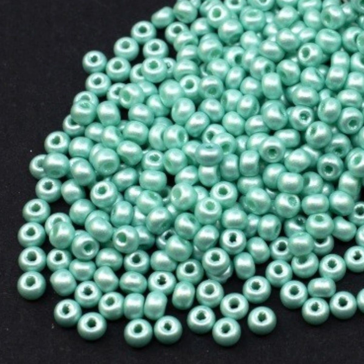 10/0 23630 Preciosa Perles de verre tchèques de Rocaille 2.3mm. Bleu néon doux nacré – Blanc craie.