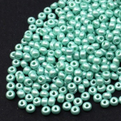 10/0 23630 Preciosa Perles de verre tchèques de Rocaille 2.3mm. Bleu néon doux nacré – Blanc craie.