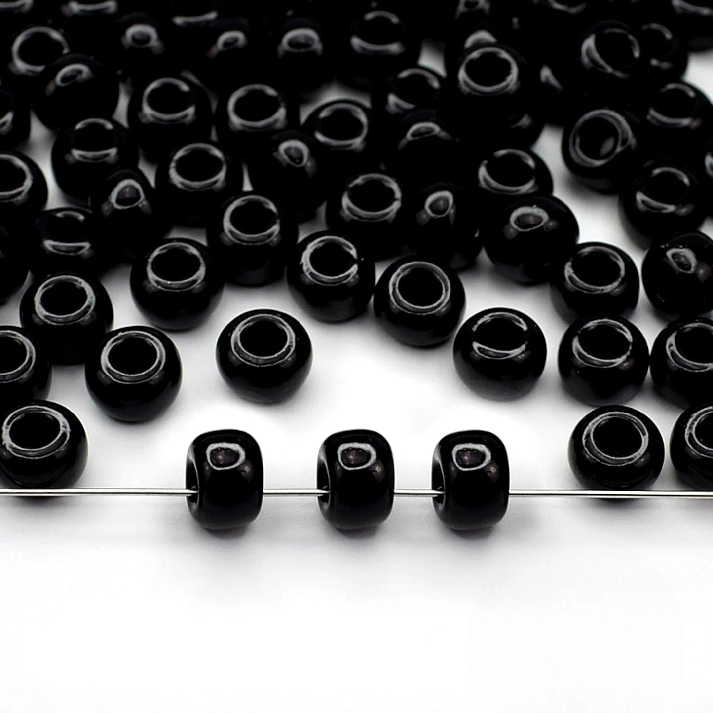 2/0 23980 Preciosa Seed Beads Black. Opaque natural.