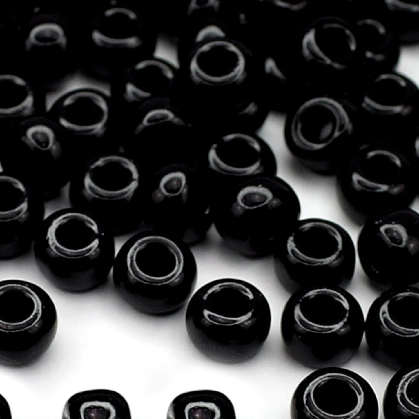 2/0 23980 Preciosa Czech Glass Koraliki Rocailles 6.1mm. Czarny nieprzezroczysty naturalny.