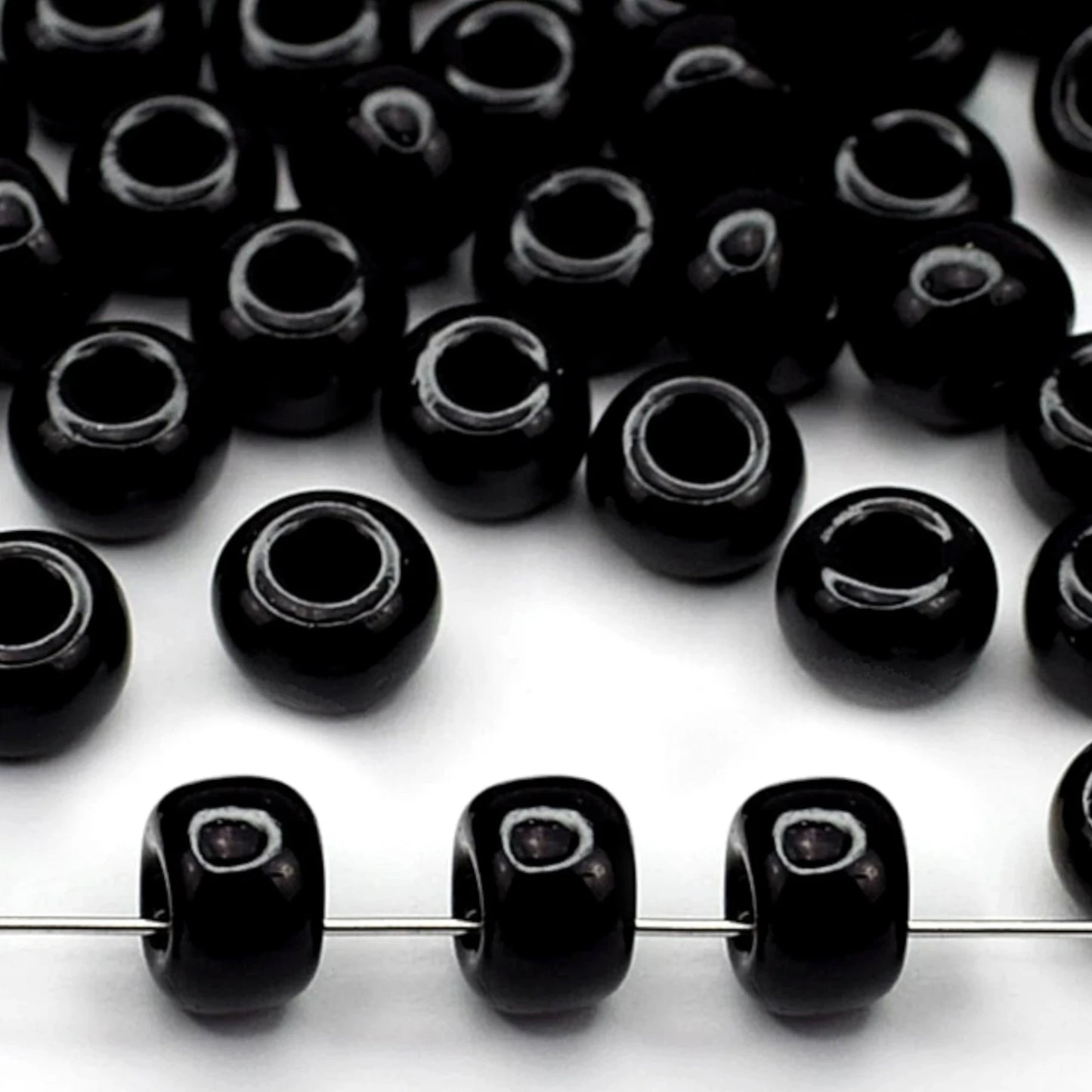 2/0 23980 Preciosa Czech Glass Koraliki Rocailles 6.1mm. Czarny nieprzezroczysty naturalny.