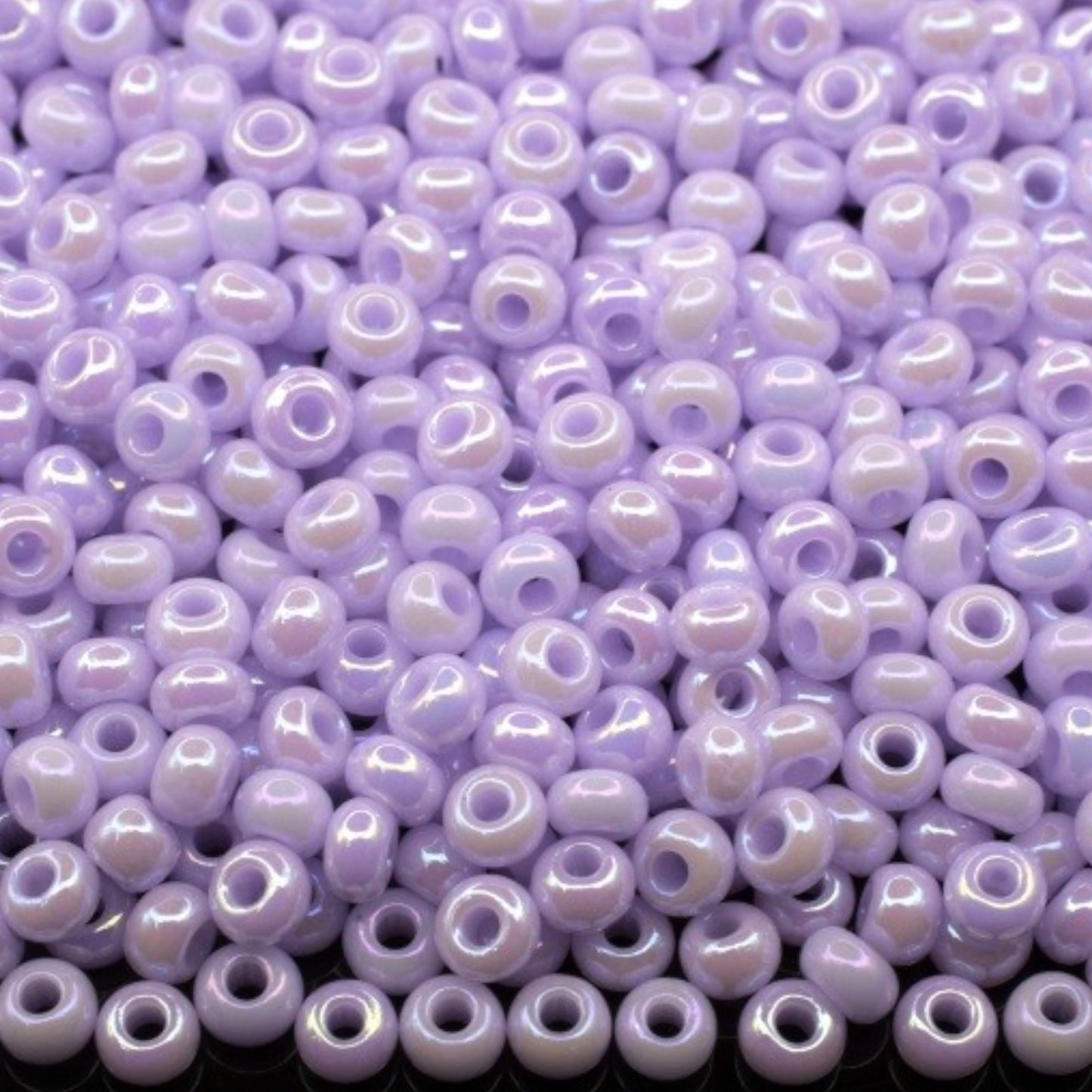 10/0 24420 Perles de Verre Tchèques Preciosa de Rocaille 2.3mm. Violet arc-en-ciel opaque.