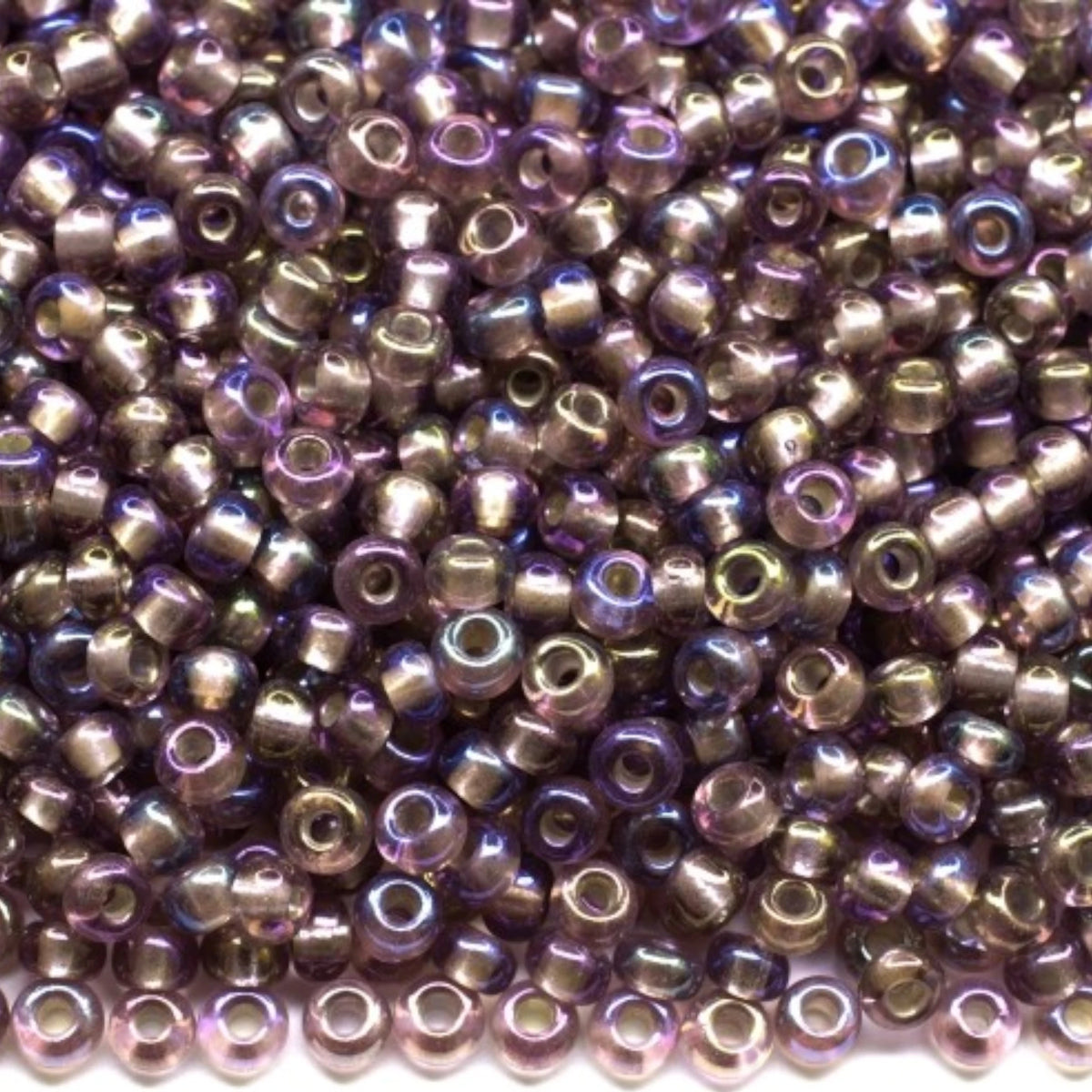 10/0 27019 Preciosa cseh üveg Magtartalmú Gyöngyök (Kásagyöngy) Rocailles 2.3mm. Világos ametiszt, átlátszó, ezüstözött, szivárványos.