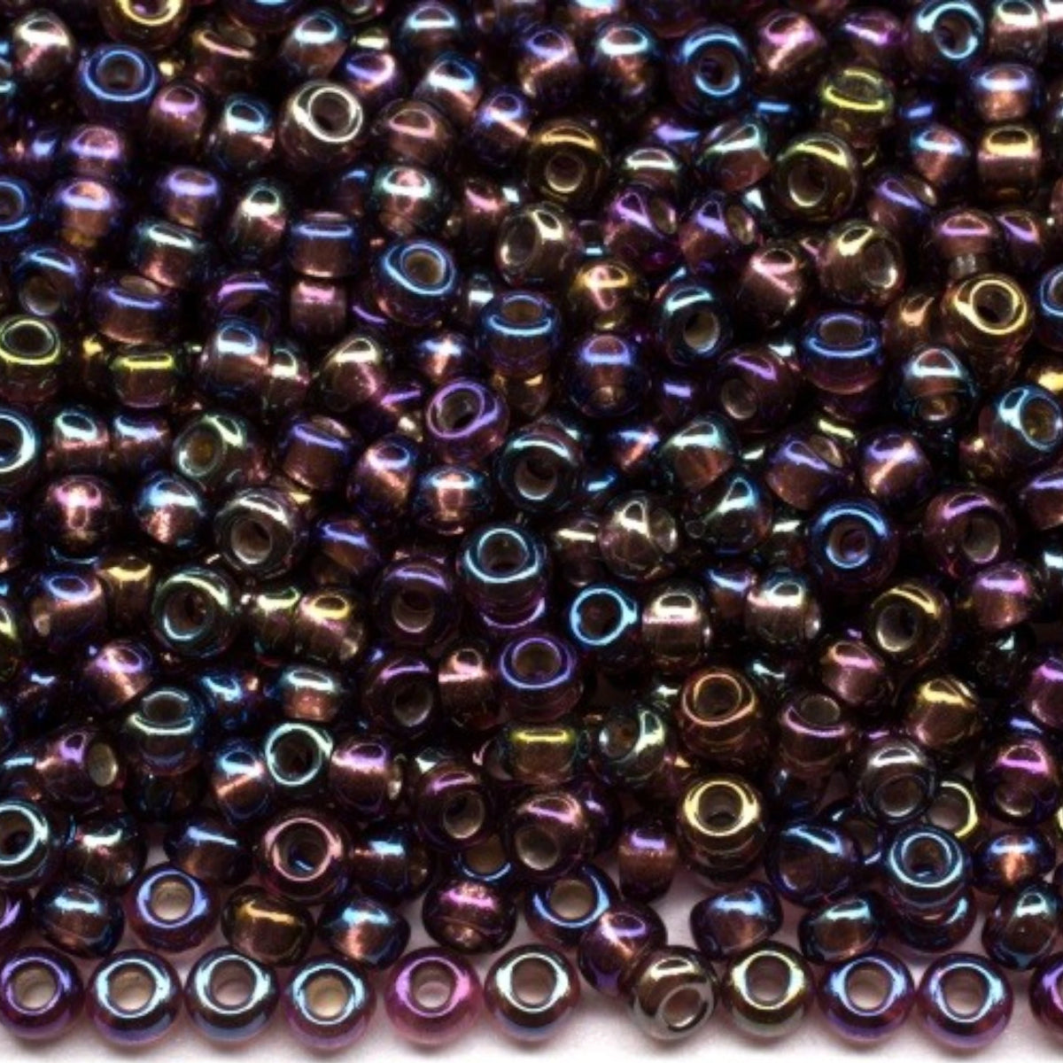 10/0 27069 Preciosa cseh üveg Magtartalmú Gyöngyök (Kásagyöngy) Rocailles 2.3mm. Átlátszó ametiszt, ezüstbéléses, szivárványos.