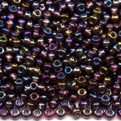 10/0 27069 Preciosa cseh üveg Magtartalmú Gyöngyök (Kásagyöngy) Rocailles 2.3mm. Átlátszó ametiszt, ezüstbéléses, szivárványos.
