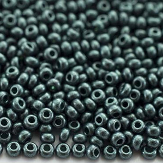 10/0 28958 Preciosa Mărgele din sticlă cehă Rocaille 2.3mm. Green Terra Pearl vopsite în negru - Jet.