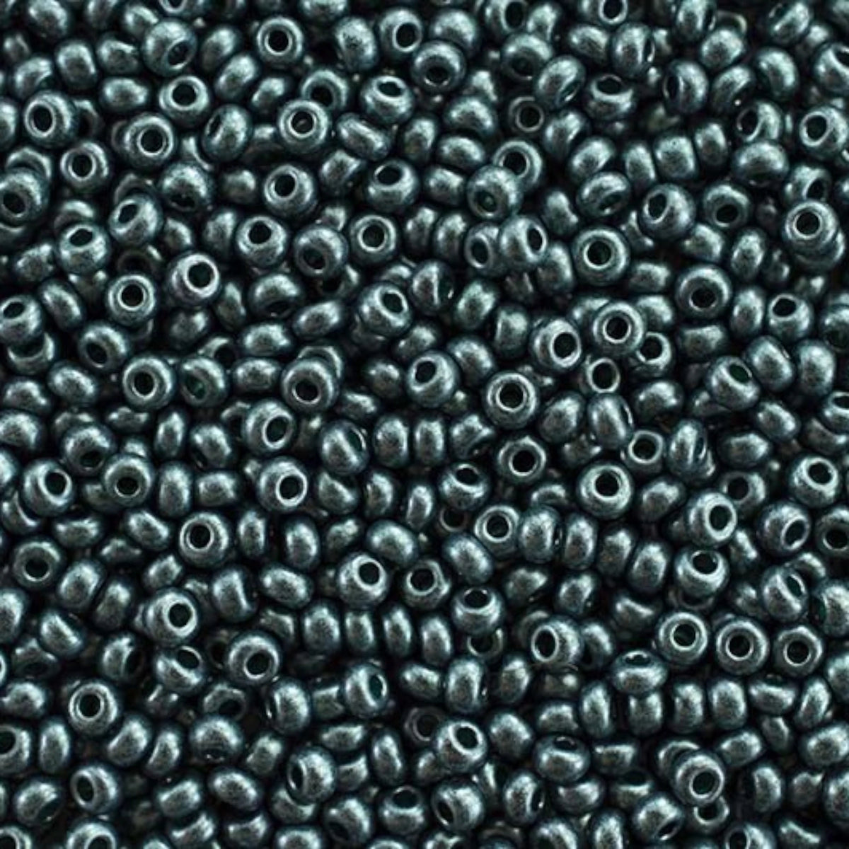 10/0 28958 Preciosa cseh üveg Magtartalmú Gyöngyök (Kásagyöngy) Rocailles 2.3mm. Zöld Terra Pearl feketére festett – Jet.
