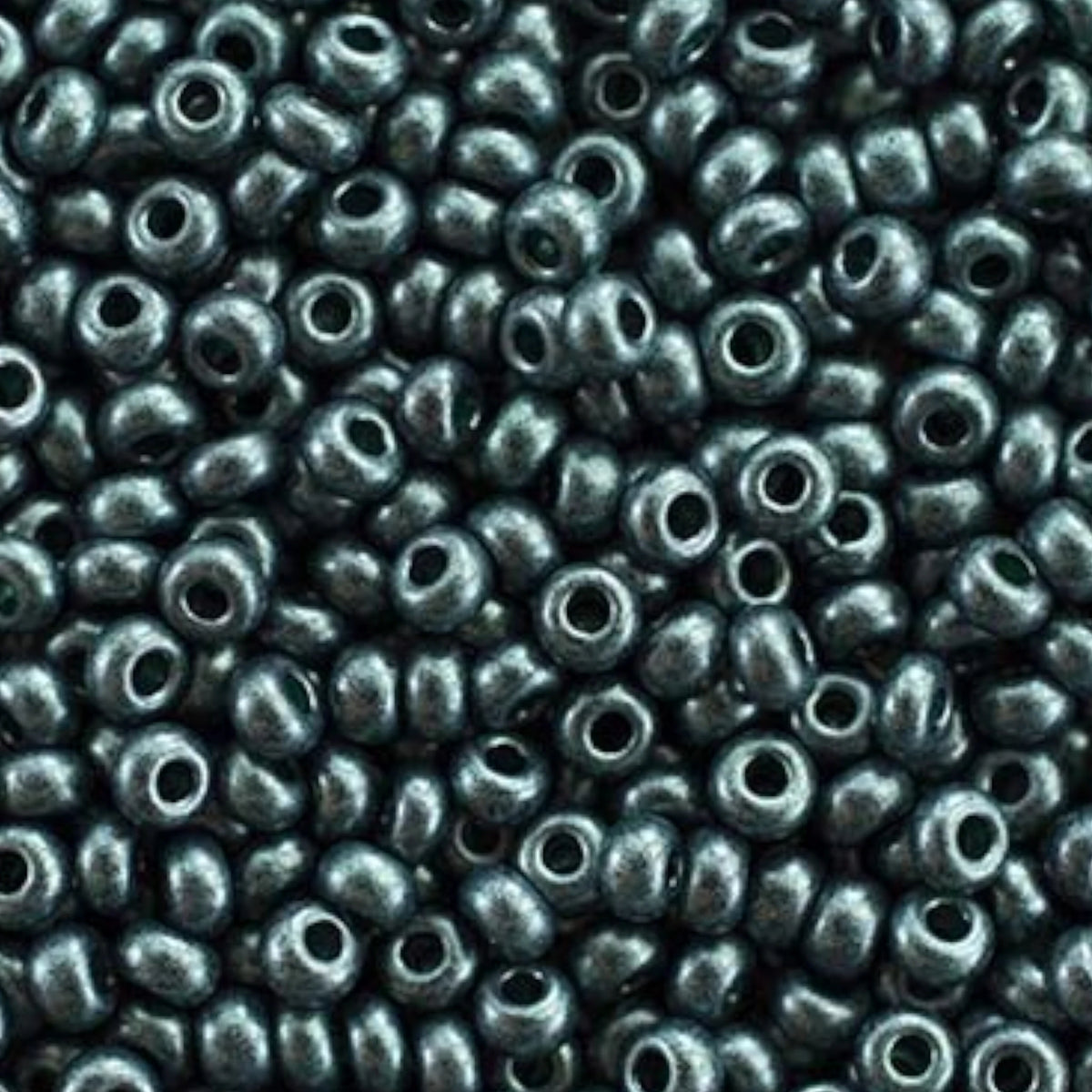 10/0 28958 Preciosa cseh üveg Magtartalmú Gyöngyök (Kásagyöngy) Rocailles 2.3mm. Zöld Terra Pearl feketére festett – Jet.