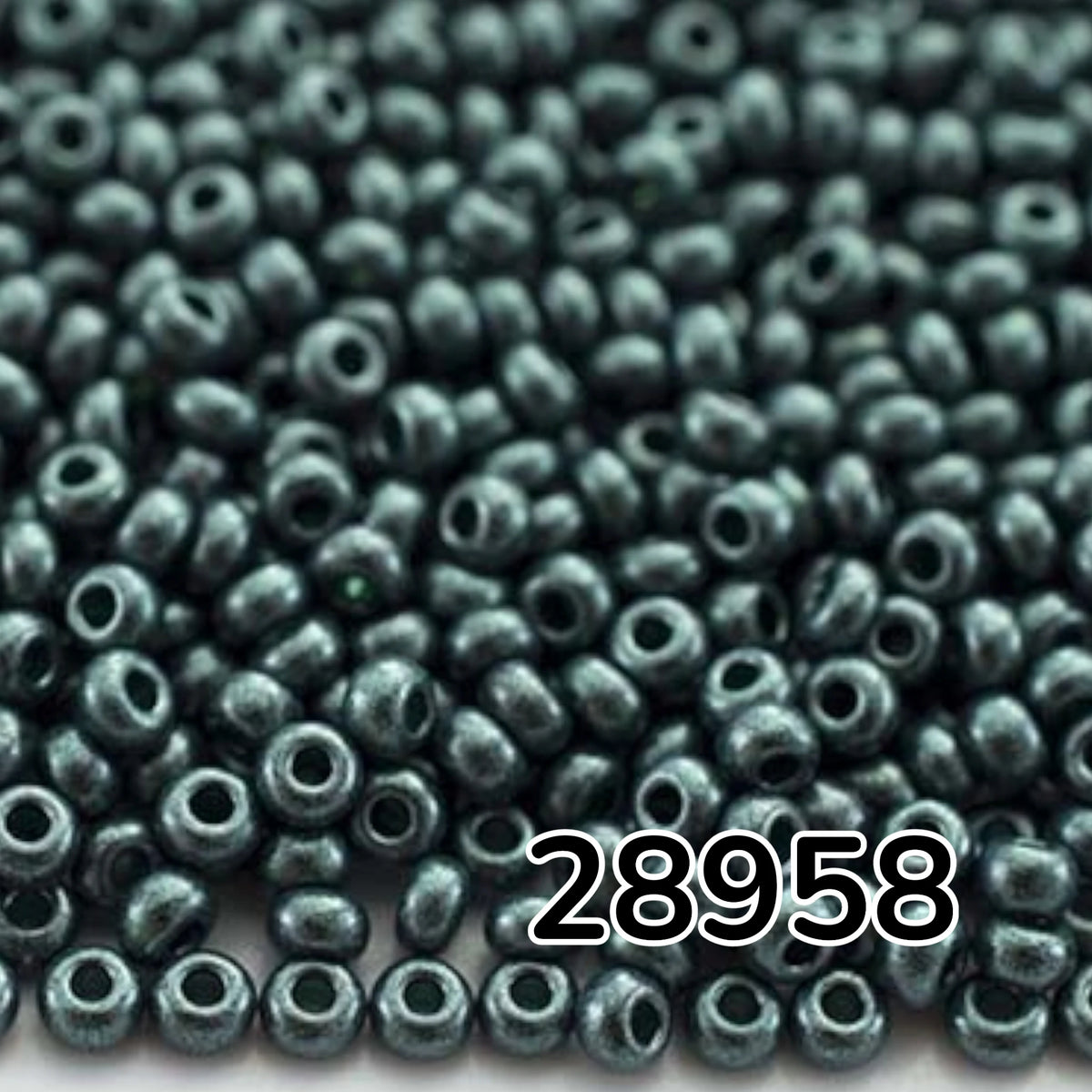 10/0 28958 Preciosa cseh üveg Magtartalmú Gyöngyök (Kásagyöngy) Rocailles 2.3mm. Zöld Terra Pearl feketére festett – Jet.