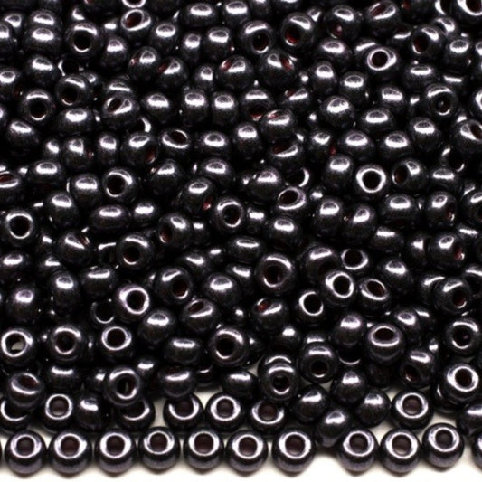 10/0 28998 Preciosa Mărgele Rocaille din sticlă cehă 2.3mm. Roșu Terra Pearl vopsit negru - Jet.