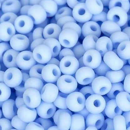 10/0 33000 matte Preciosa Rocailles-Perlen. Undurchsichtiges Hellblau.