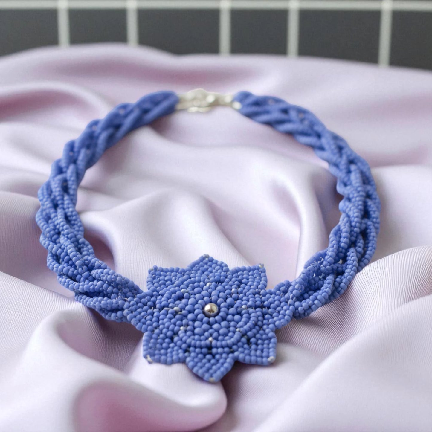 10/0 33020matte Preciosa Tjeckiska glaspärlor Rocaillepärlor 2.3mm. Opaque ljusblå.