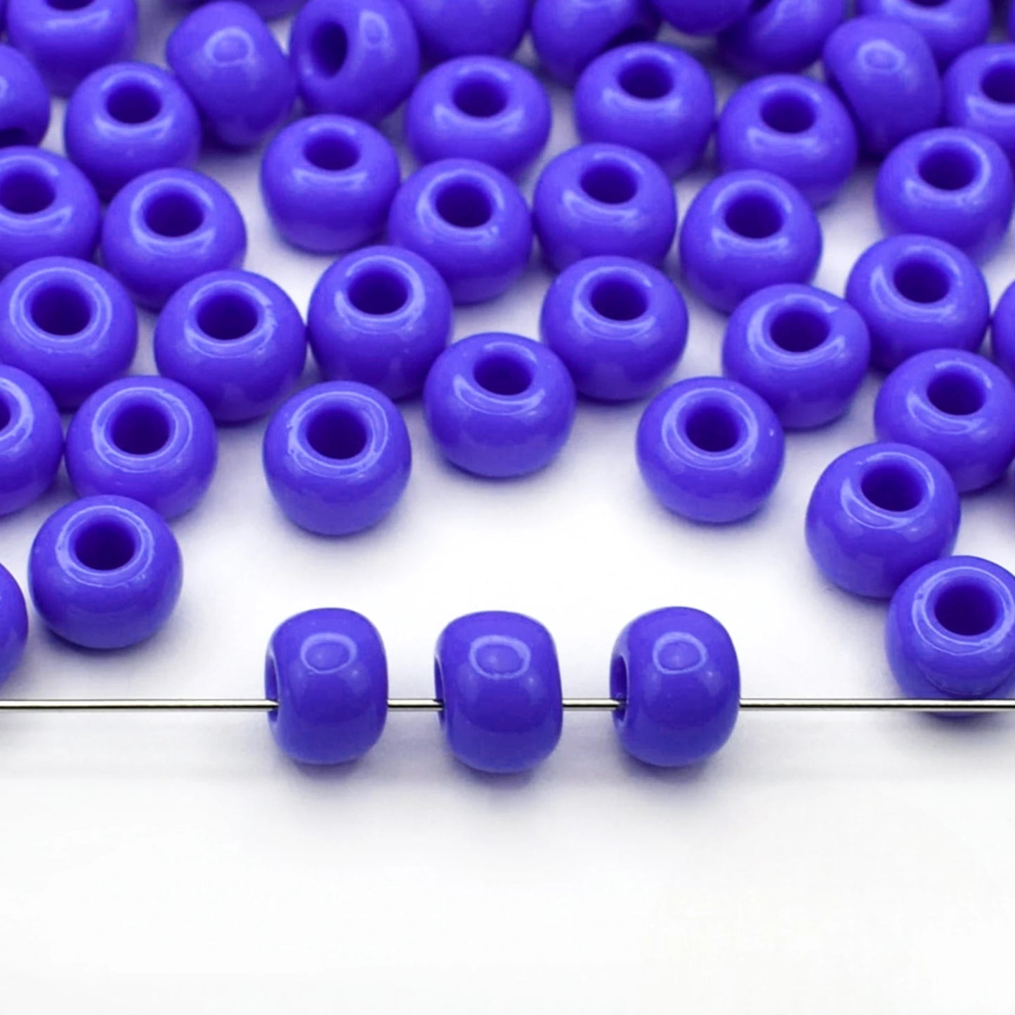 2/0 33040 Preciosa Seed Beads Blue. Opaque natural.