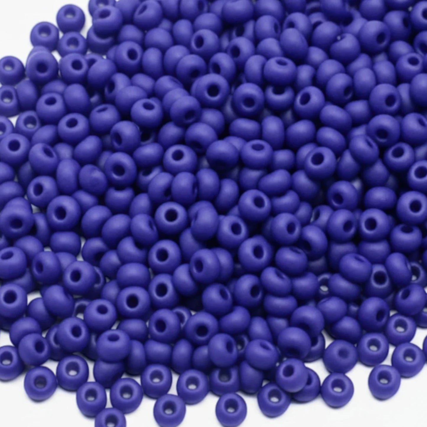 10/0 33050matte Preciosa Czech Glass Perler Rocailles 2.3mm. Opaque blå.