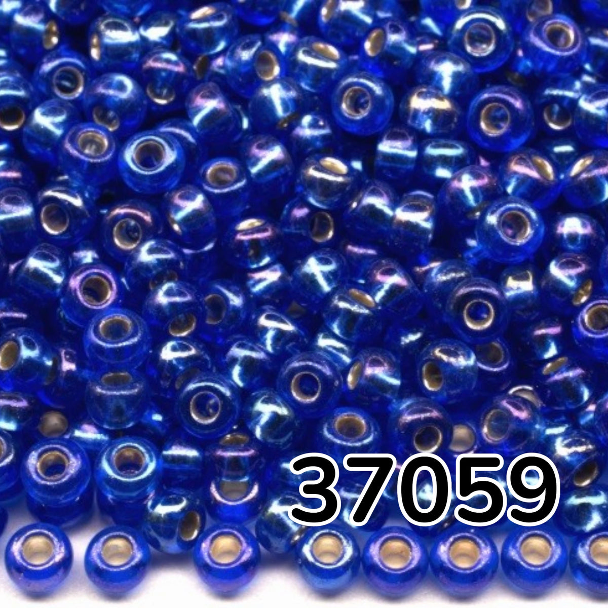 10/0 37059 Preciosa cseh üveg Magtartalmú Gyöngyök (Kásagyöngy) Rocailles 2.3mm. Zafír átlátszó ezüst bélésű, szivárványos.