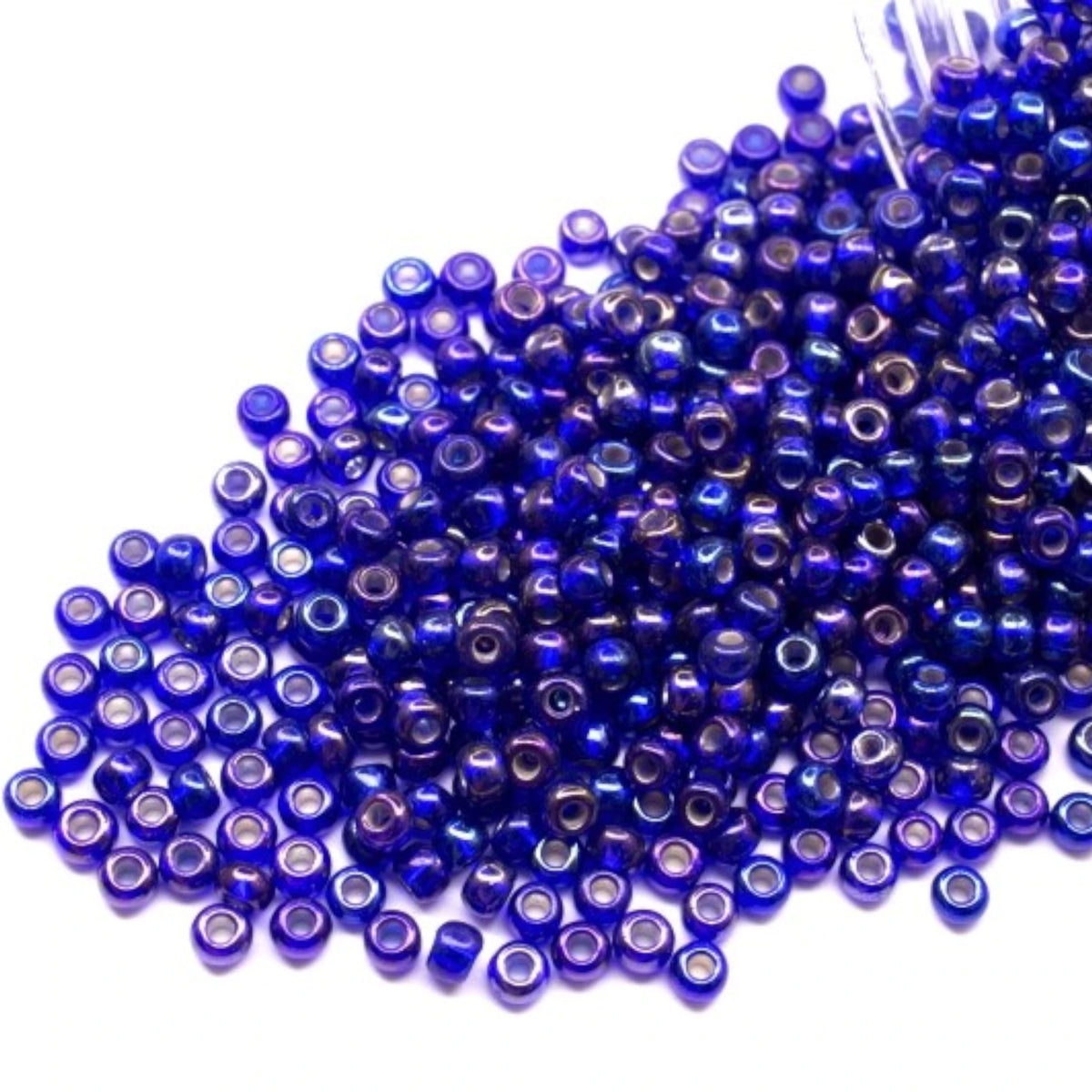 10/0 37109 Preciosa tšekkiläiset lasiset Siemenhelmet Rokaanihelmet 2.3mm. Tumma safiiri, läpikuultava, hopeavuorattu, sateenkaari.