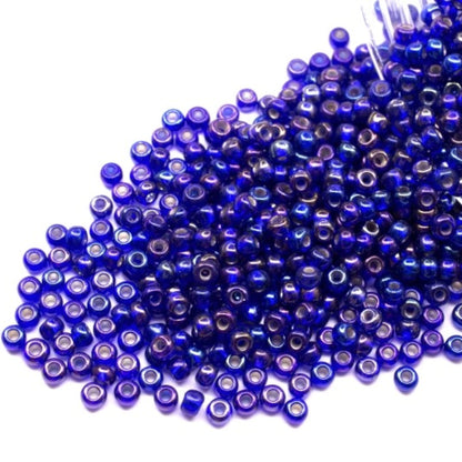10/0 37109 Preciosa tšekkiläiset lasiset Siemenhelmet Rokaanihelmet 2.3mm. Tumma safiiri, läpikuultava, hopeavuorattu, sateenkaari.