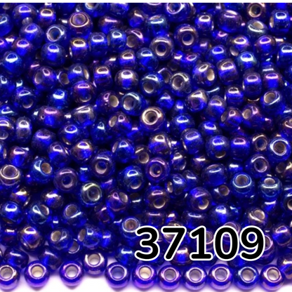 10/0 37109 Preciosa tšekkiläiset lasiset Siemenhelmet Rokaanihelmet 2.3mm. Tumma safiiri, läpikuultava, hopeavuorattu, sateenkaari.