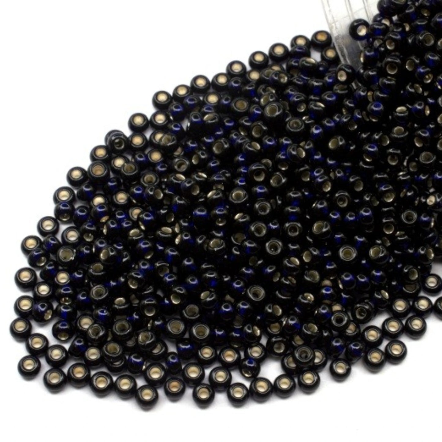 10/0 37110 Preciosa Rocailles-Perlen. Blau transparent mit Silbereinlage.