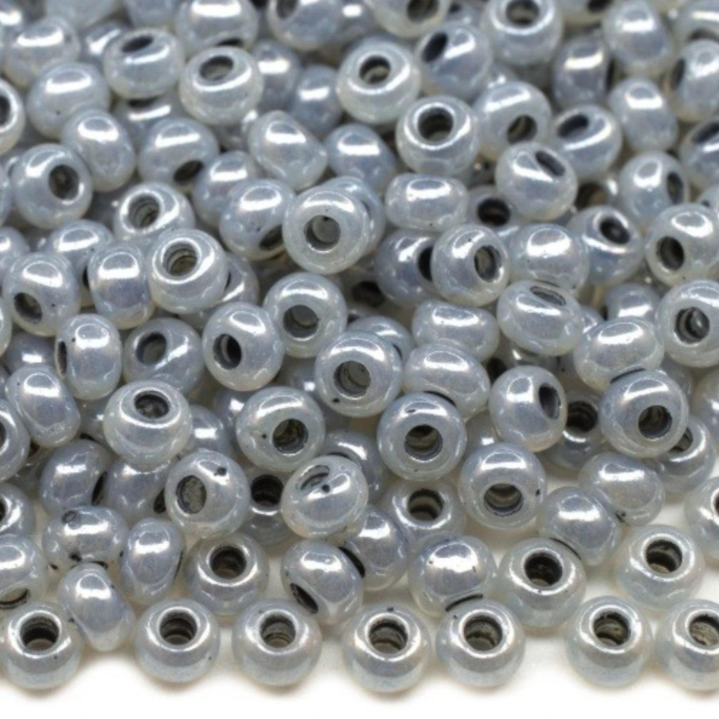 10/0 37342 Preciosa Tjeckiska glaspärlor Rocaillepärlor 2,3 mm. Ceylongrå - Sfinxfärg Terra med linje